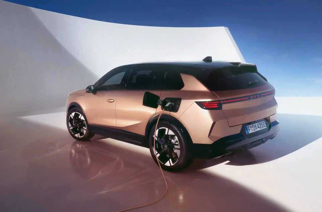 Opel Grandland — фірмова оптика Opel Vizor